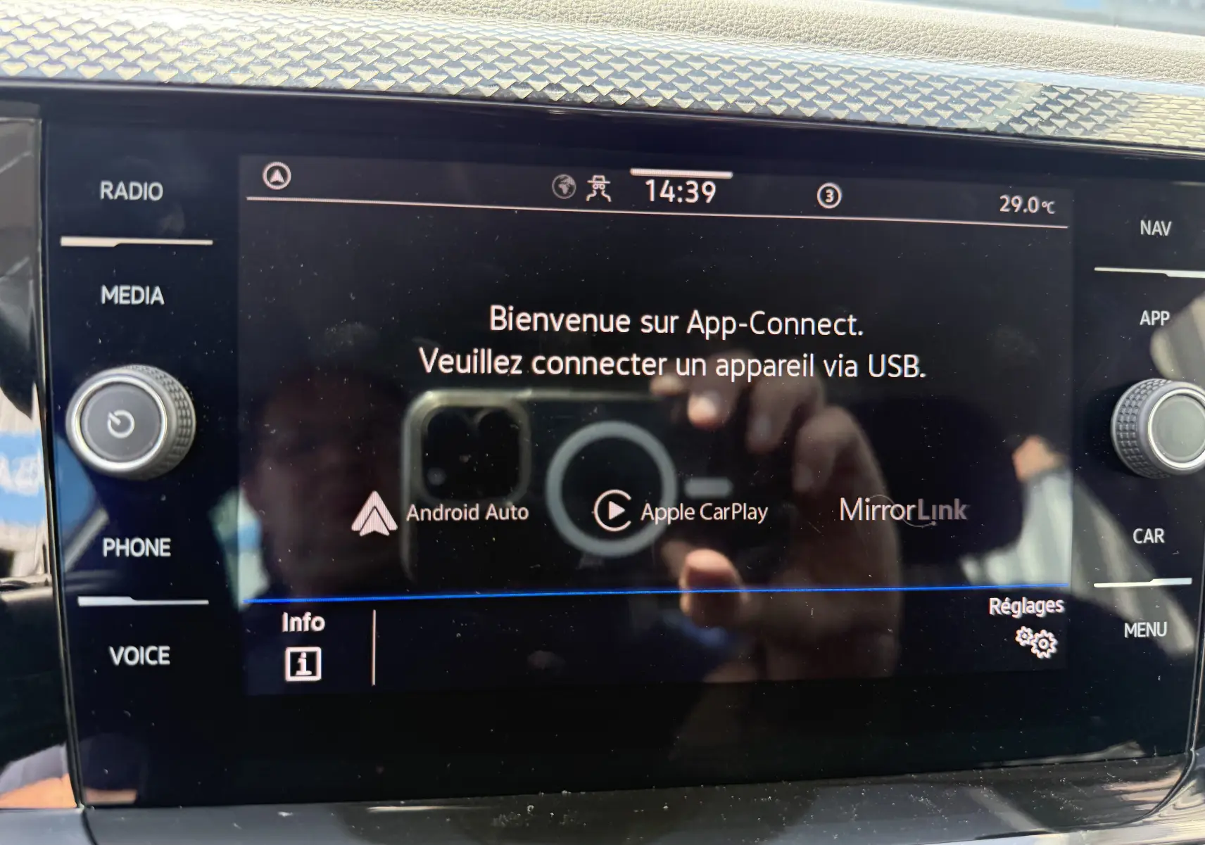 Écran tactile central du Volkswagen Taigo 2022 affichant l'interface App-Connect avec options Android Auto, Apple CarPlay et MirrorLink.