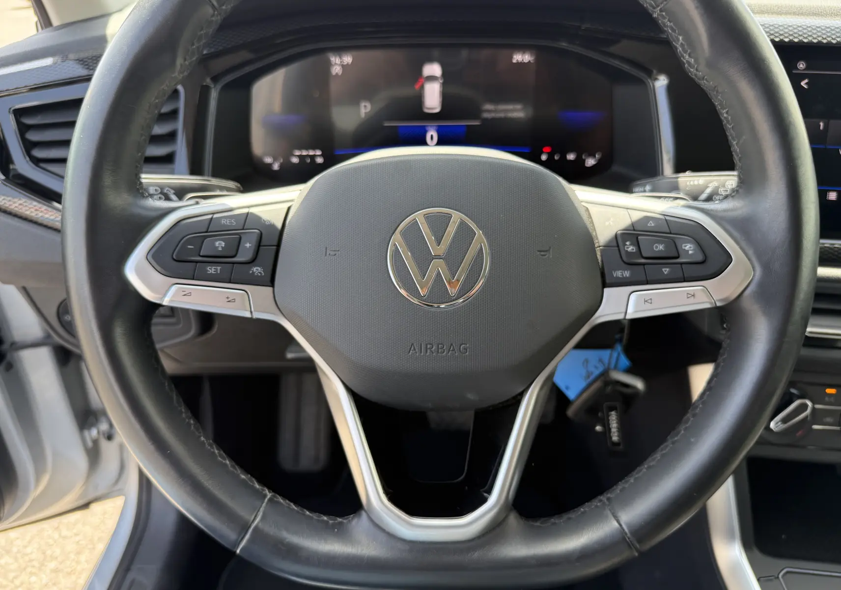 Vue rapprochée du volant en cuir noir avec commandes intégrées du Volkswagen Taigo 1.0 TSI 110CH DSG LIFE 2022.