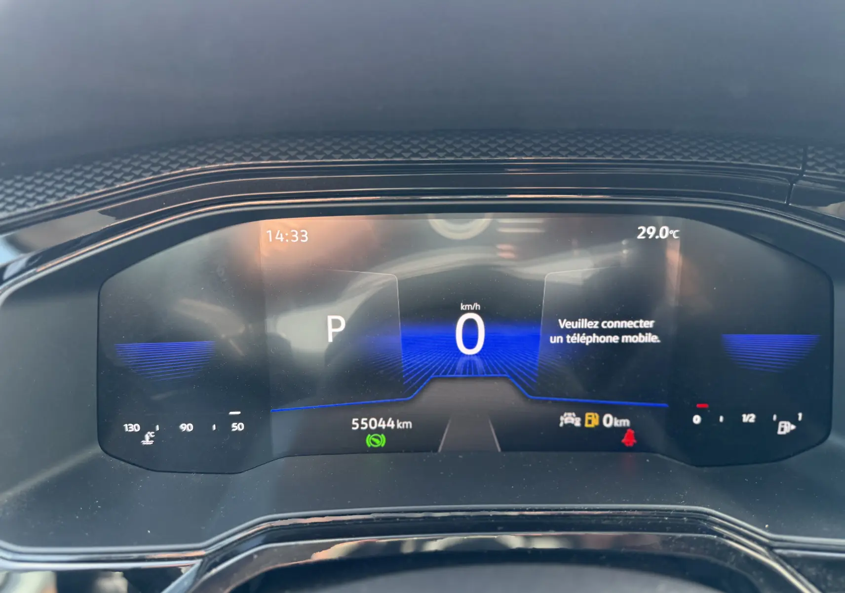 Tableau de bord numérique du Volkswagen Taigo 2022 affichant la vitesse à 0 km/h et la température extérieure à 29°C.