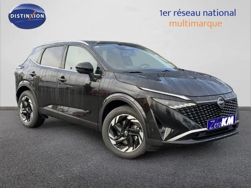 Nissan Qashqai Hybrid e-POWER noir en 3/4 avant droit, avec calandre distinctive et jantes noires brillantes.