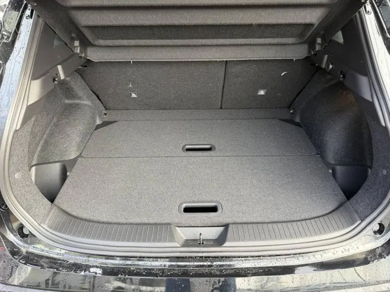 Vue arrière du coffre noir du Nissan Qashqai Hybrid e-POWER 205ch N-Connecta 2025, espace de rangement plat et bien fini.