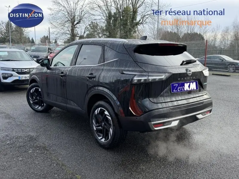 Nissan Qashqai Hybrid e-POWER noir vu en 3/4 arrière droit, avec feux arrière LED et jantes noires distinctives.