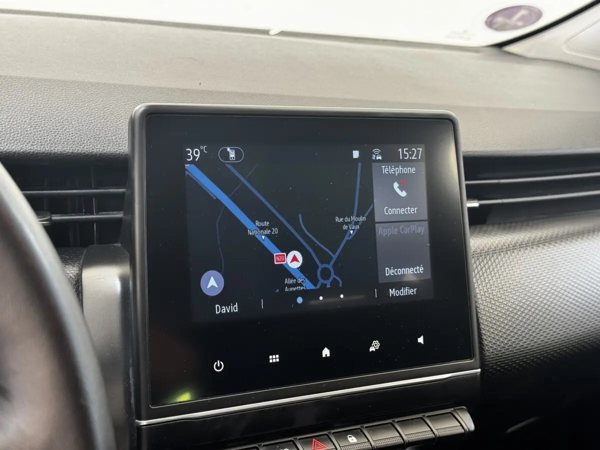 Écran tactile central affichant la navigation 3D dans l’habitacle de la Renault Clio Business E-TECH gris clair.