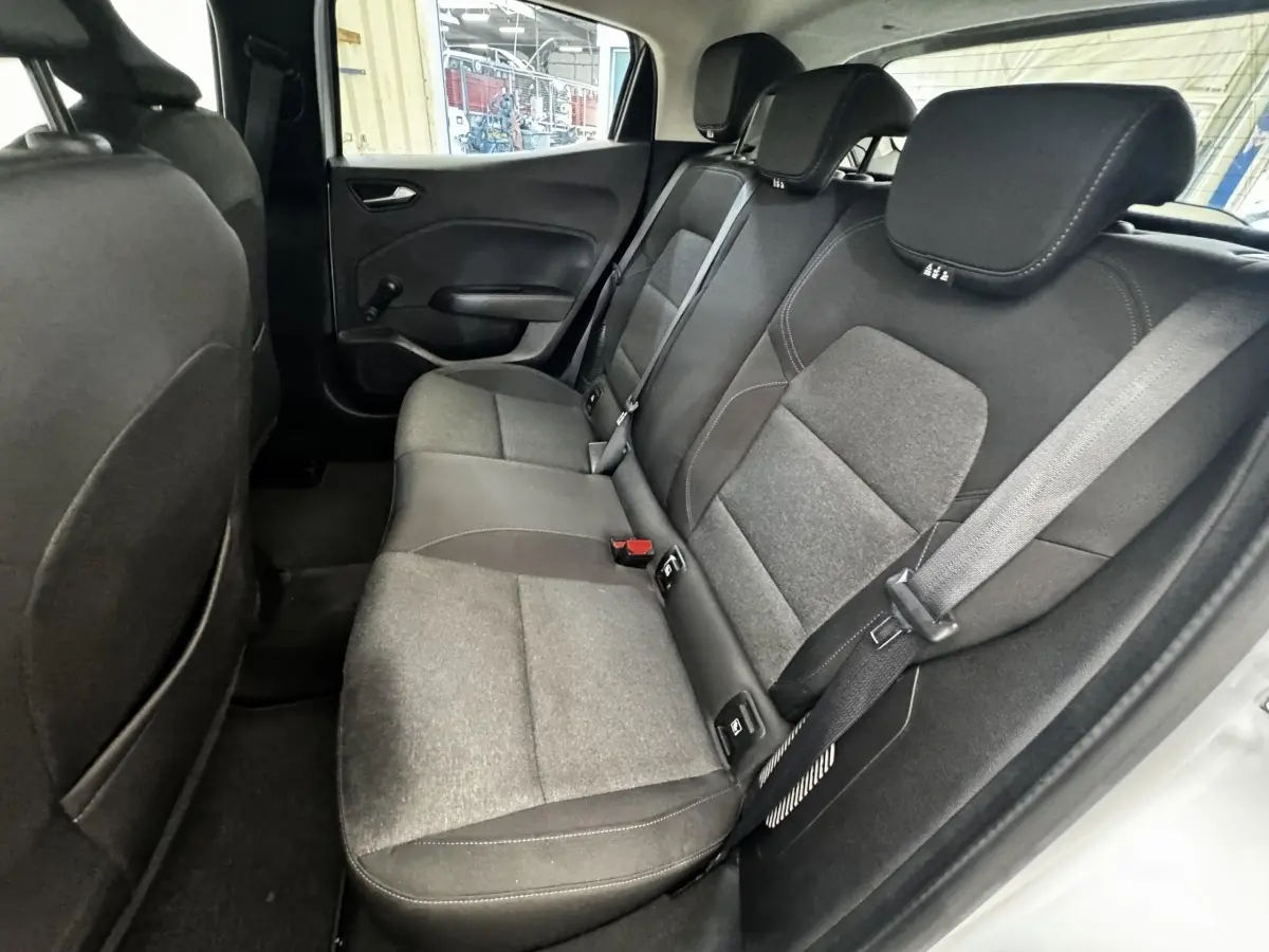 Vue intérieure côté droit des sièges arrière gris foncé et tissu de la Renault Clio Business E-TECH 140 hybride 2022.
