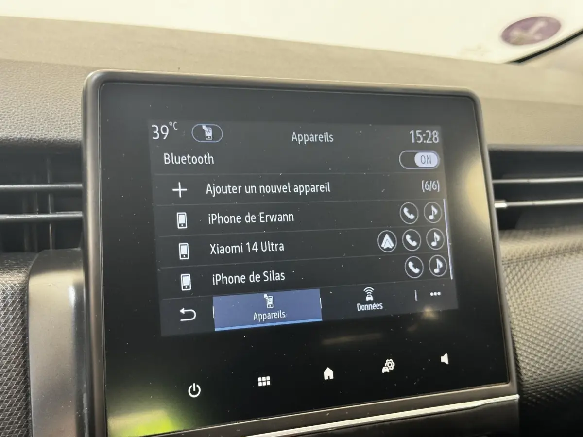 Écran tactile central de la Renault Clio Business E-TECH 140 gris clair, affichant menu Bluetooth et appareils connectés.