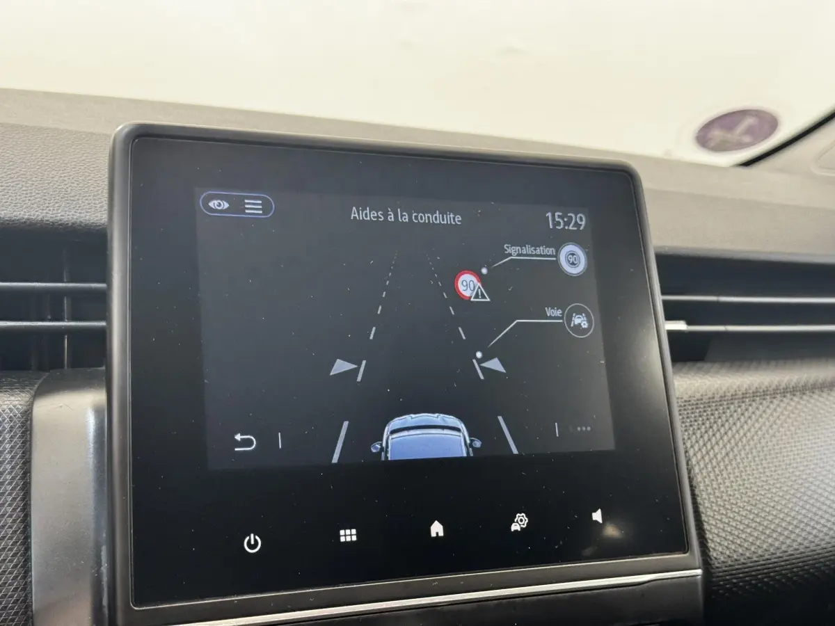 Écran tactile central de la Renault Clio Business E-TECH 140 2022 affichant les aides à la conduite.