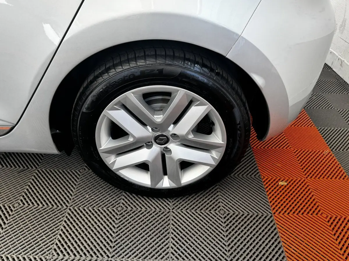 Gros plan sur la roue arrière droite gris clair de la Renault Clio Business E-TECH 140 avec jante alliage distinctive.