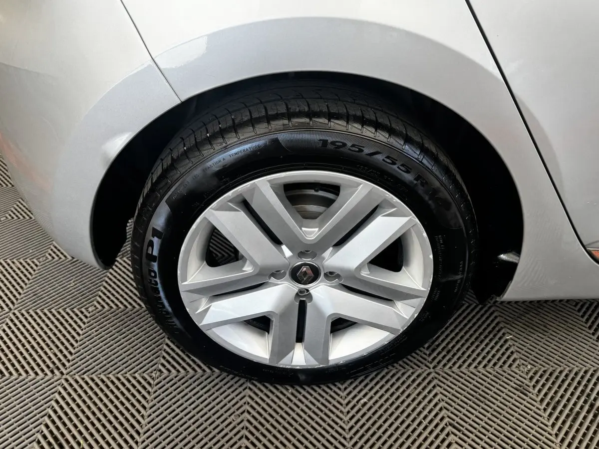 Gros plan sur la roue arrière droite gris clair de la Renault Clio Business E-TECH 140 avec jante alliage moderne.