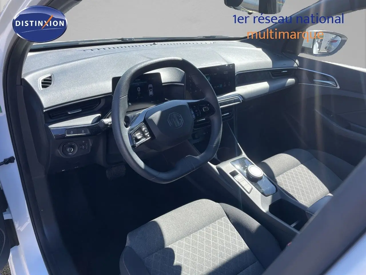 Intérieur du MG3 2025 Dover White vu côté conducteur, volant multifonction et écran numérique moderne.