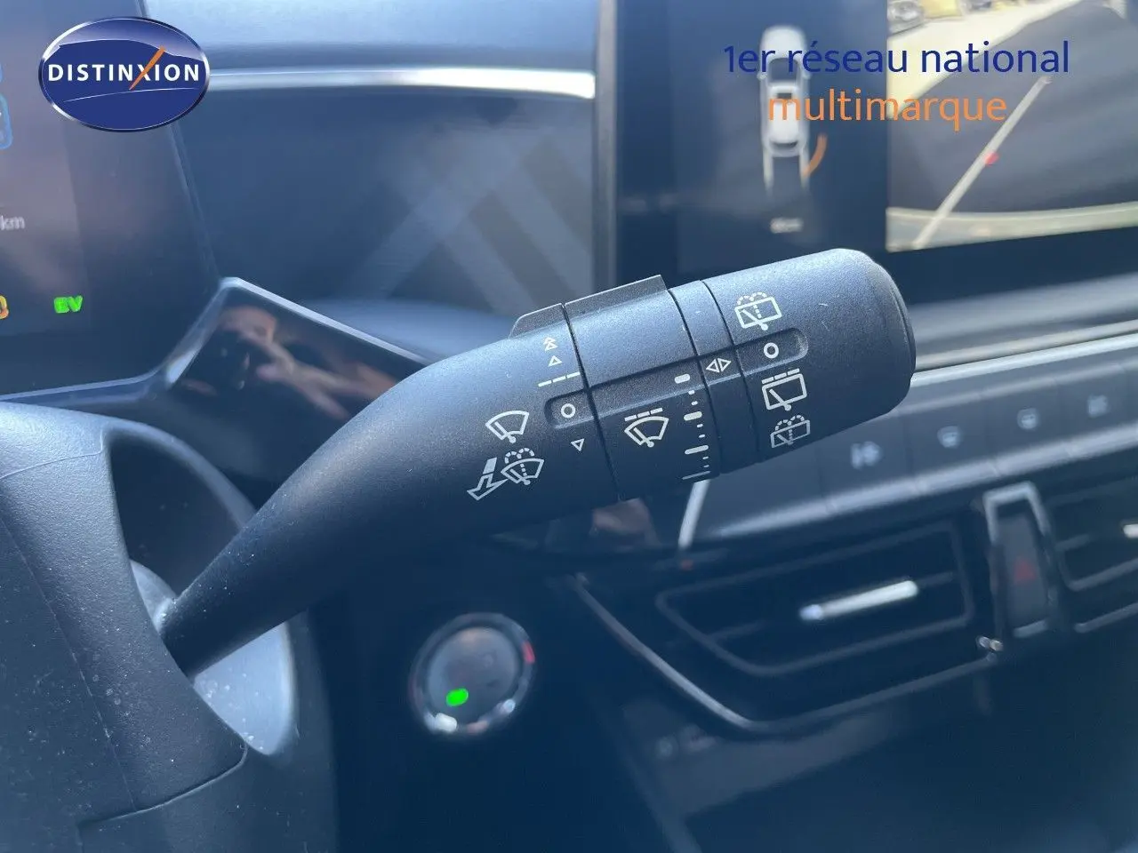 Gros plan sur la commande d’essuie-glace dans l’habitacle noir du MG3 Dover White 2025, avec écran tactile en arrière-plan.