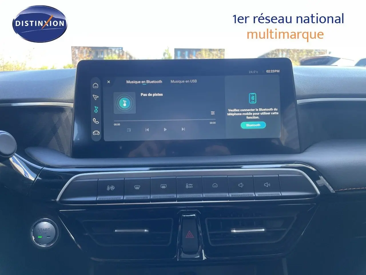 Vue intérieure centrée sur l’écran tactile et la console centrale du MG MOTOR MG3 1.5L Hybrid+ blanc DOVER 2025.