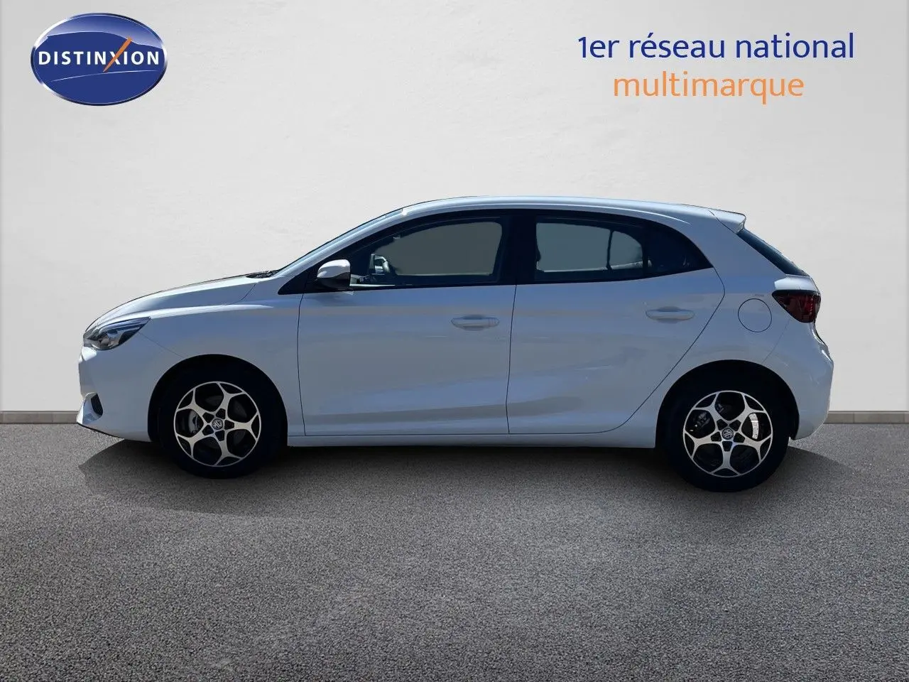 Vue latérale droite d'une MG3 1.5L Hybrid+ 195ch en blanc Dover, avec jantes alliage et vitres teintées.
