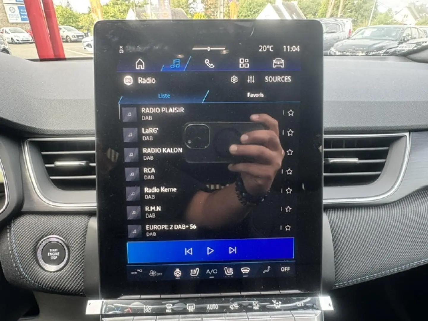 Écran tactile central affichant la radio DAB dans l’habitacle gris carbone du Renault Symbioz 2026.