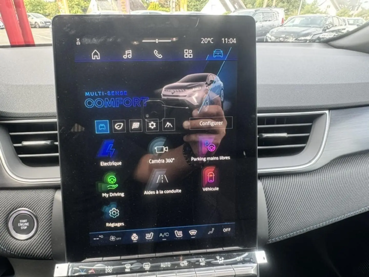 Vue rapprochée de l’écran tactile central du tableau de bord du Renault Symbioz 2026, affichant les options de conduite.