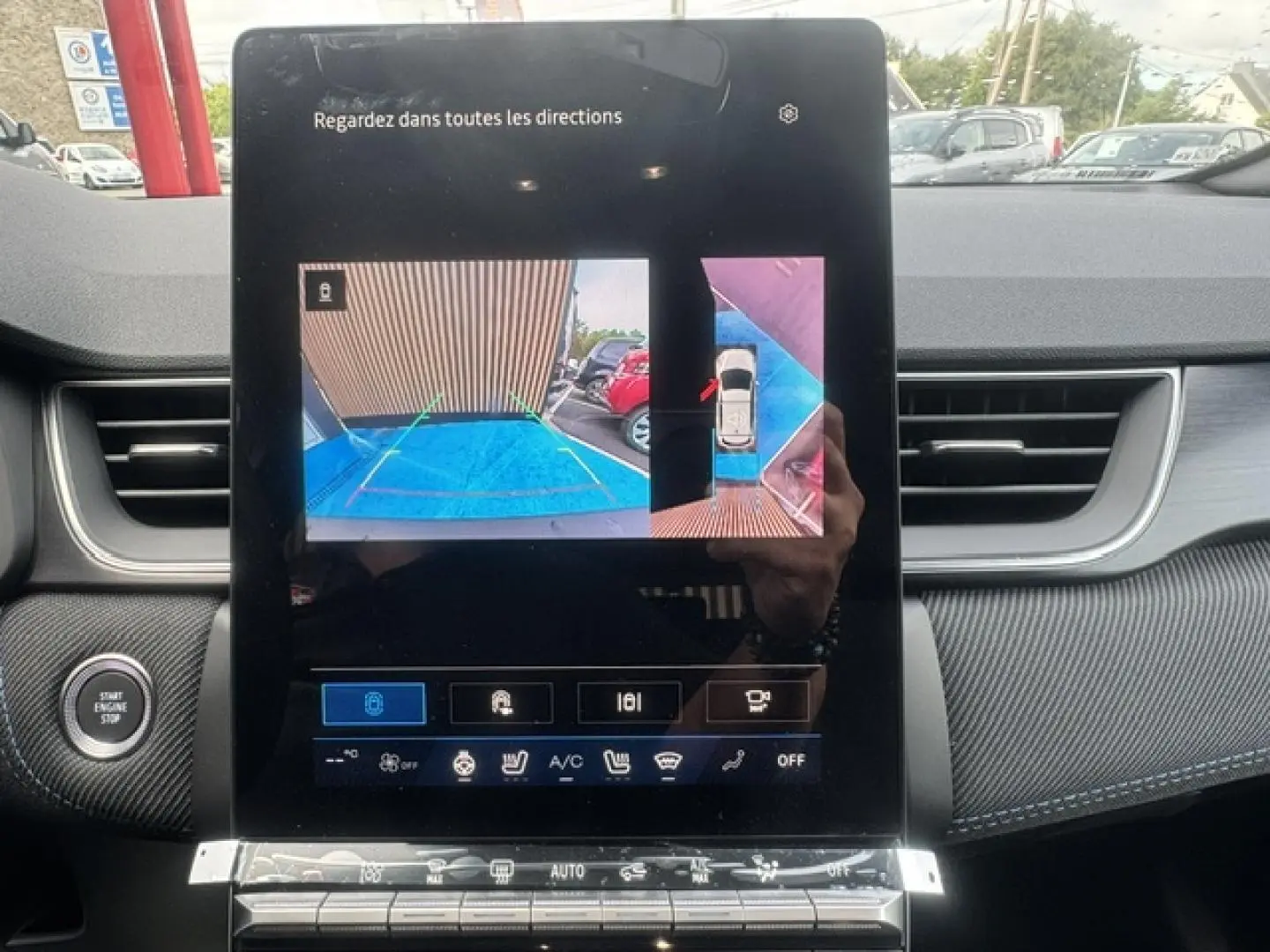 Écran tactile central affichant la caméra de recul et vue 360° dans l’habitacle d’une Renault Symbioz gris Cassiopée.