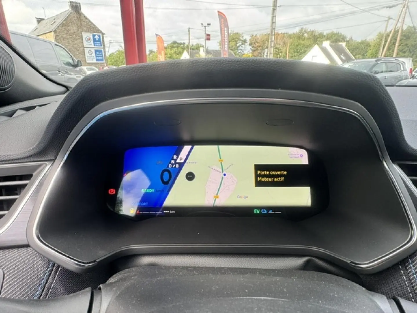 Tableau de bord numérique du Renault Symbioz 2026 affichant la navigation et alertes, vue frontale intérieure.
