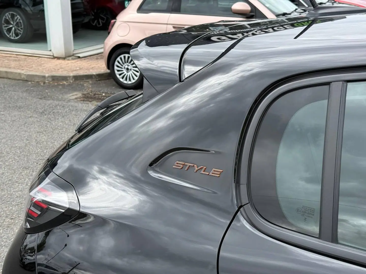 Vue arrière côté droit de la Peugeot 208 noire Perla Nera avec logo Style sur la custode et feux arrière LED.
