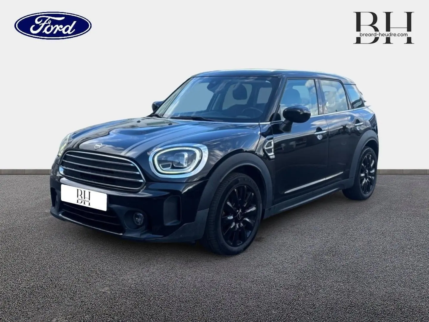MINI Countryman Cooper D noir Midnight Black en 3/4 avant droit avec jantes alu noires et bandes grises sur capot.