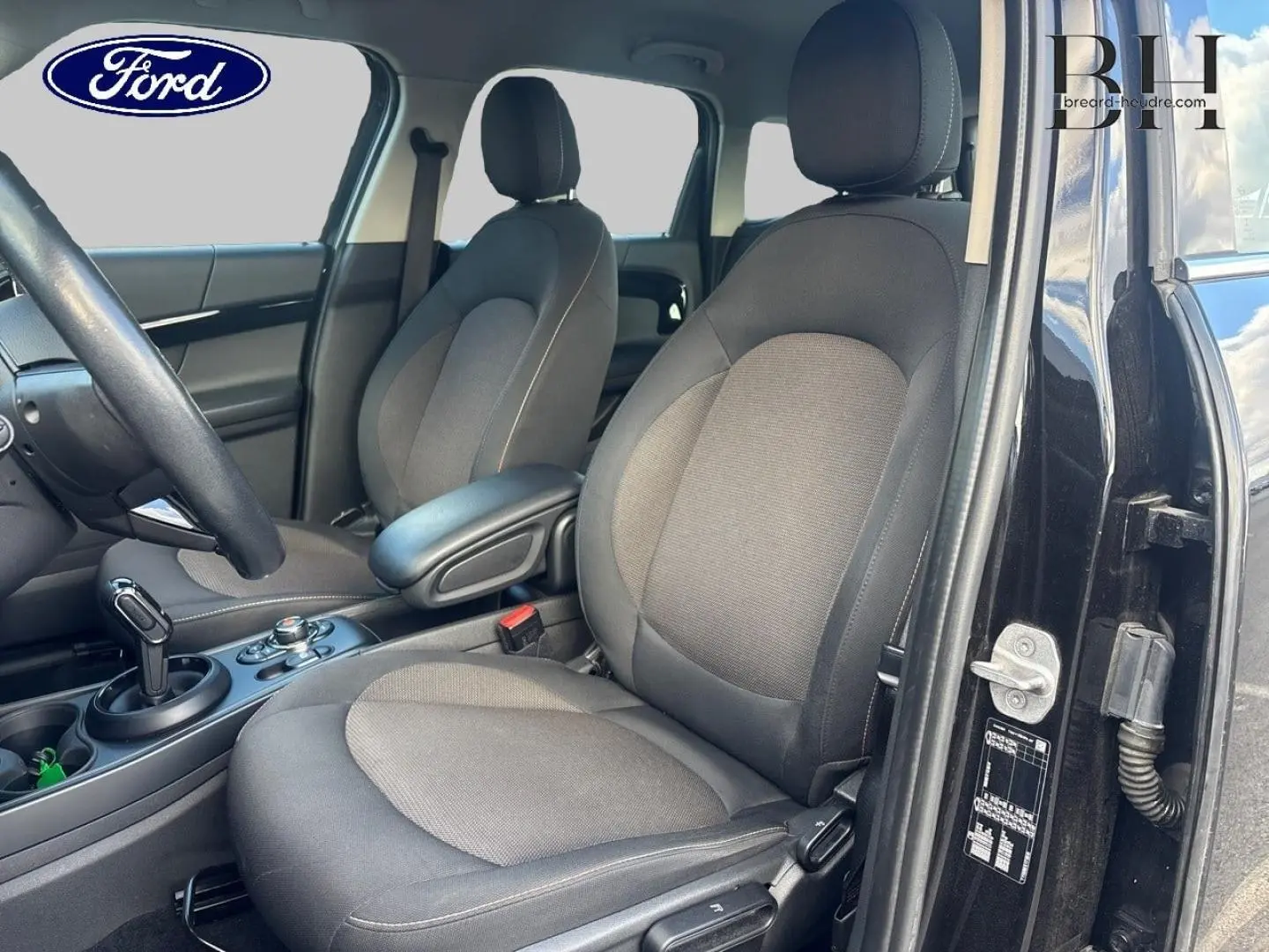 Intérieur côté conducteur du MINI Countryman Cooper D 2020 en Midnight Black, sièges tissu gris et console centrale visible.