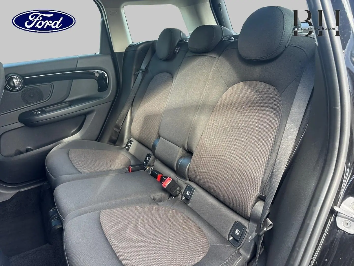 Vue intérieure côté droit des sièges arrière gris foncé du MINI Countryman Cooper D 2020 avec ceintures et appuie-têtes.
