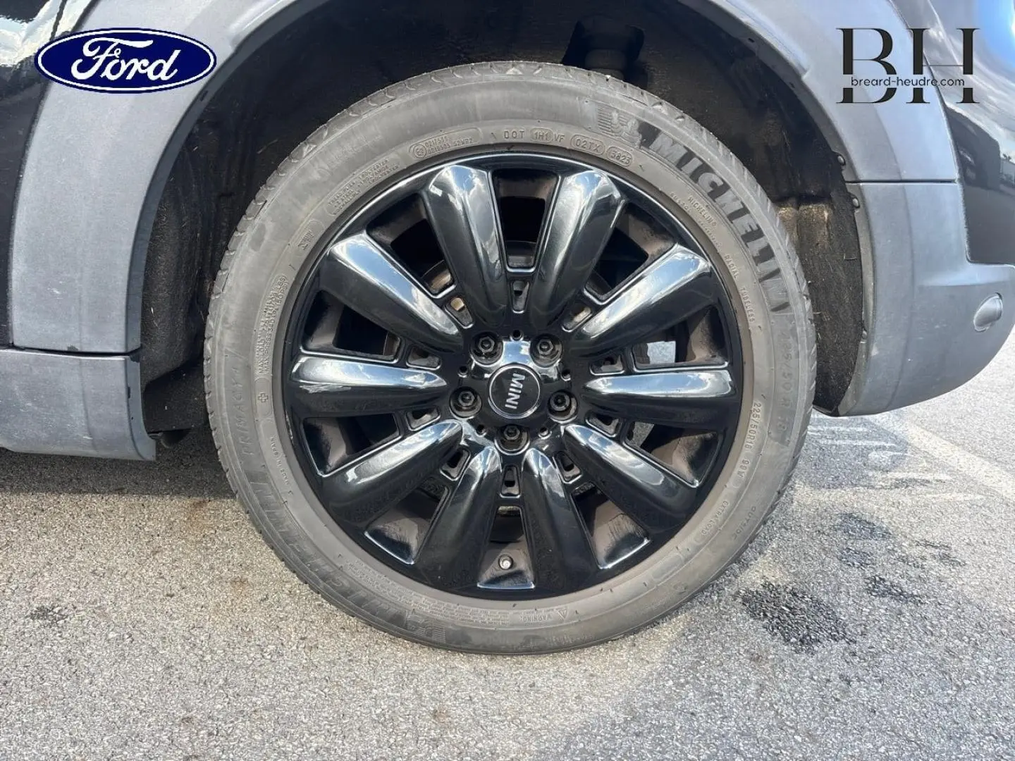 Gros plan sur la jante alu noire design Pin Spoke 18 pouces du MINI Countryman Midnight Black côté droit.
