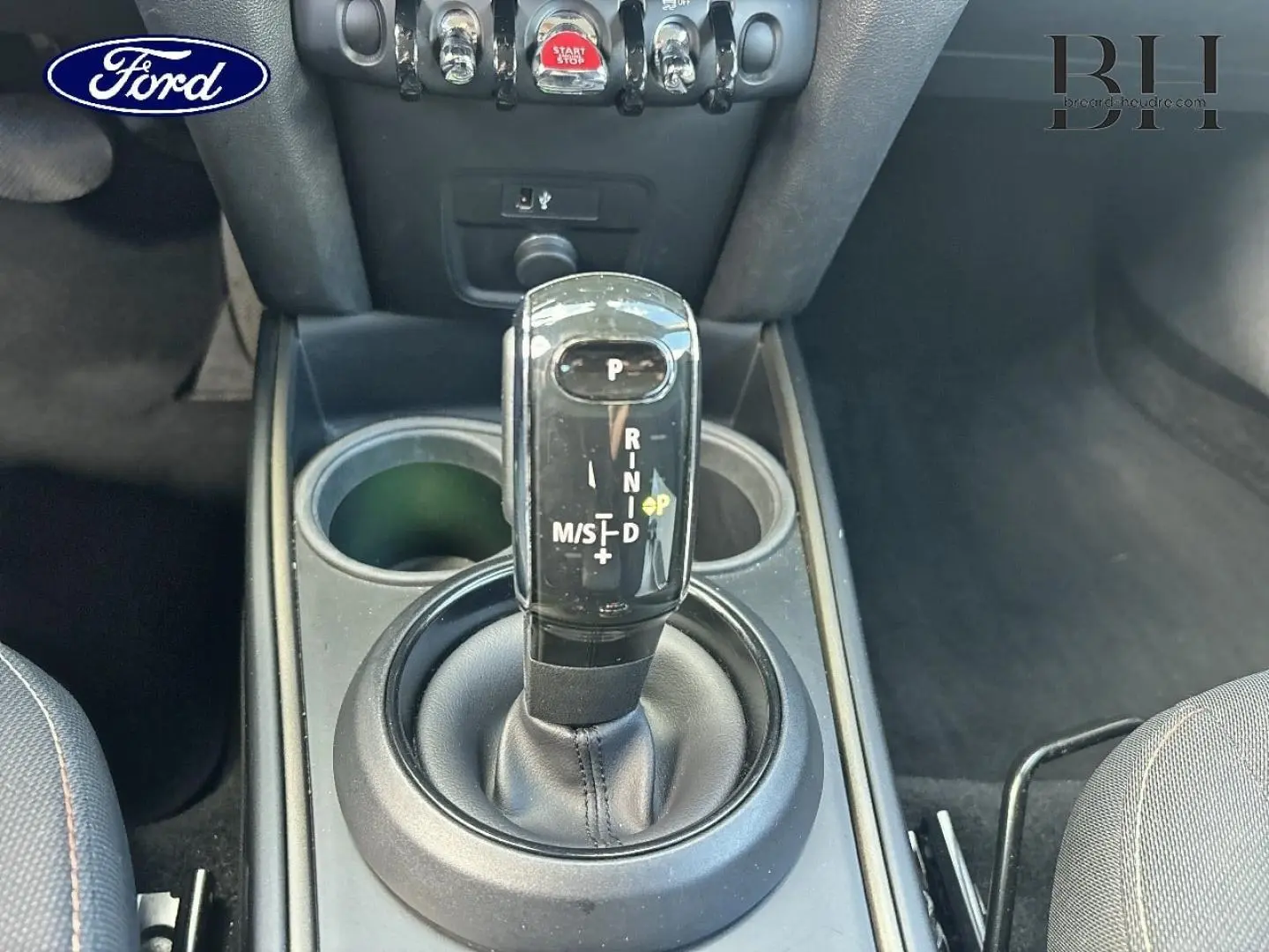 Le levier de vitesses automatique noir du MINI Countryman Cooper D 2020, vu en gros plan depuis l'intérieur central.