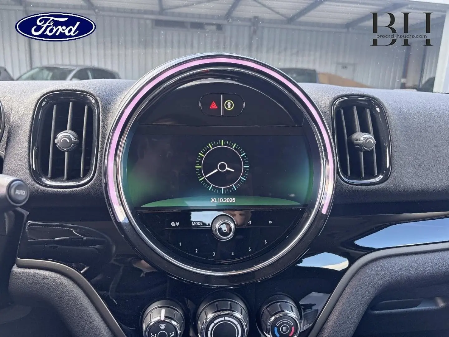 Tableau de bord MINI Countryman Cooper D 2020, vue frontale centrée sur l’écran circulaire et commandes noires brillantes.