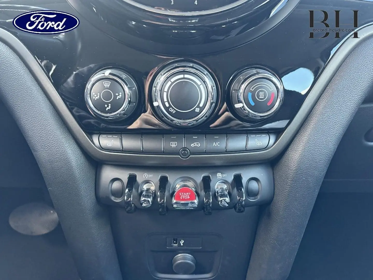 Gros plan sur la console centrale du MINI Countryman Cooper D 2020, avec boutons ronds et interrupteur Start/Stop rouge.