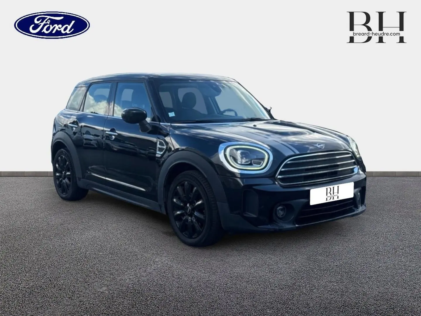 MINI Countryman Cooper D noir Midnight Black, vue 3/4 avant droit, avec jantes alliage noires et bandes grises sur capot.