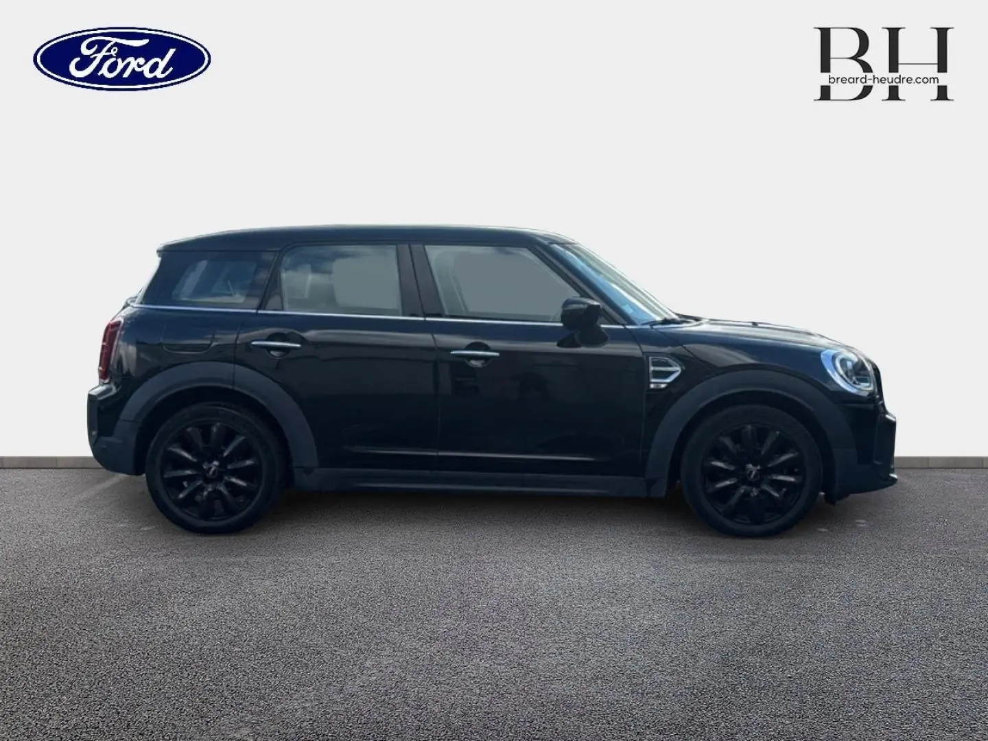 Profil côté gauche d'un MINI Countryman Cooper D 2020 noir Midnight Black avec jantes alu noires design Pin Spoke.