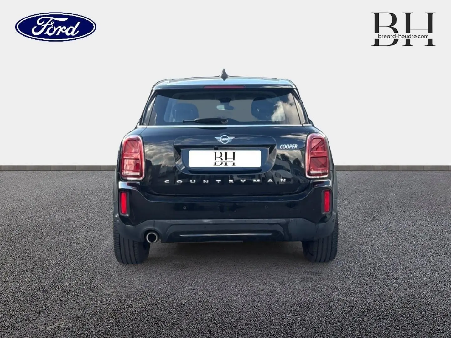 Vue arrière d'une MINI Countryman Cooper D 2020 noire Midnight Black avec sortie d'échappement chromée et feux LED.