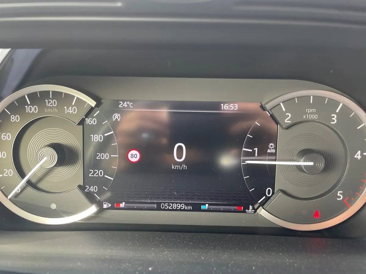 Tableau de bord numérique du Range Rover Evoque blanc 2020, affichant vitesse à 0 km/h et compte-tours à 1000 rpm.