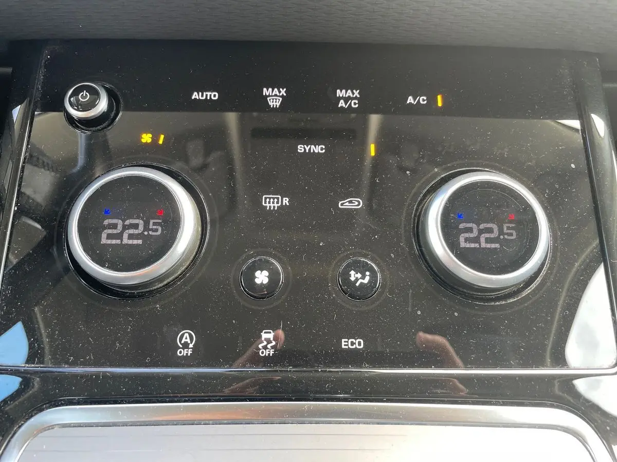 Panneau de commande de climatisation du Range Rover Evoque blanc 2020, affichant 22,5°C en mode synchronisé.