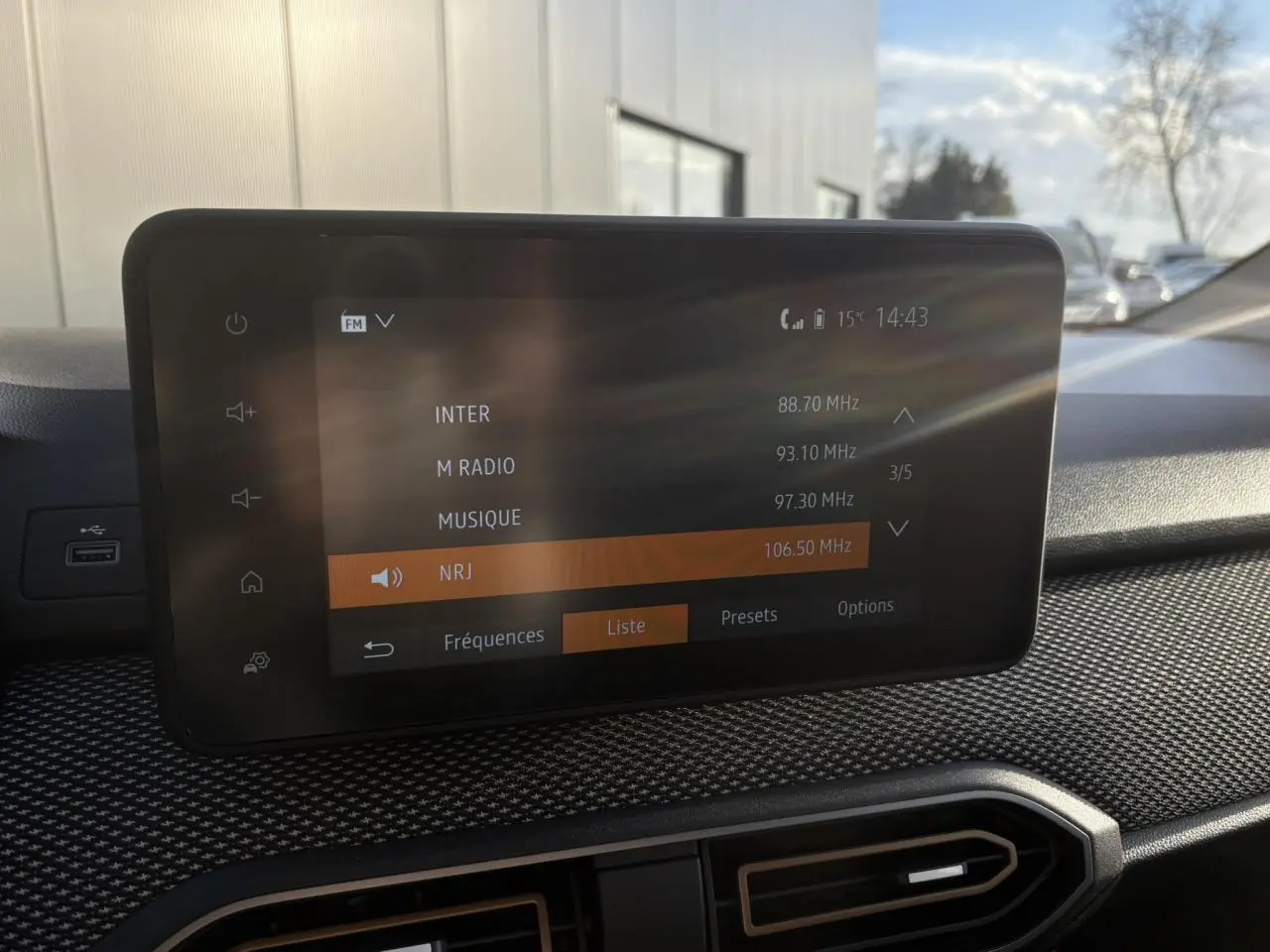 Écran tactile multimédia 8 pouces du tableau de bord de la Dacia Sandero Stepway 2024, intérieur noir.