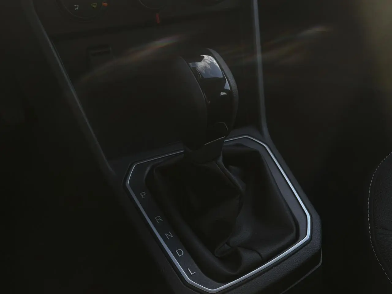 Le levier de vitesse automatique noir du Dacia Sandero Stepway 2024, vue rapprochée de la console centrale.