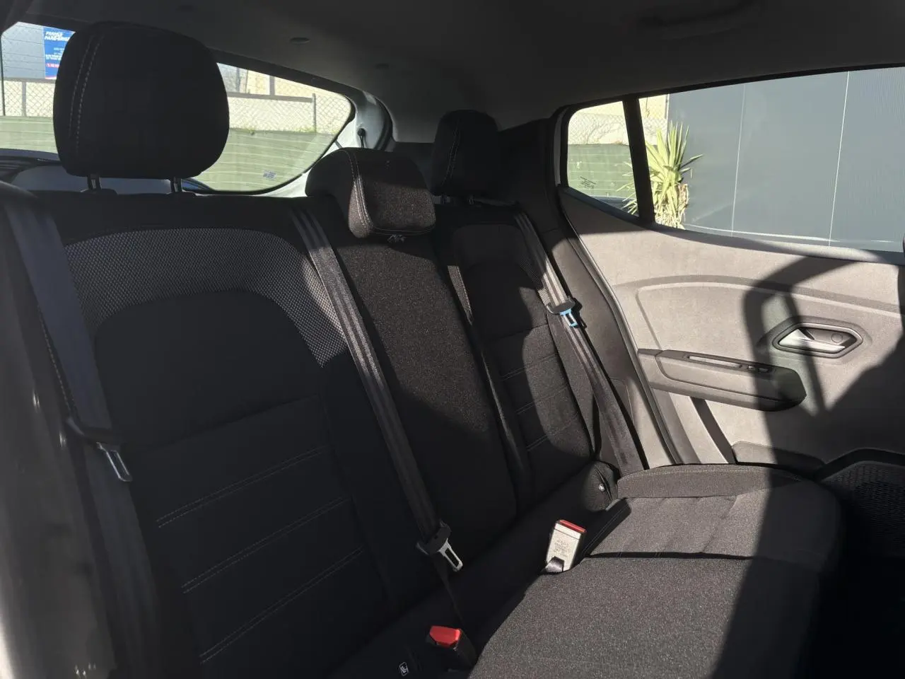 Banquette arrière noire vue côté droit dans une Dacia Sandero Stepway 2024 Blanc Glacier.