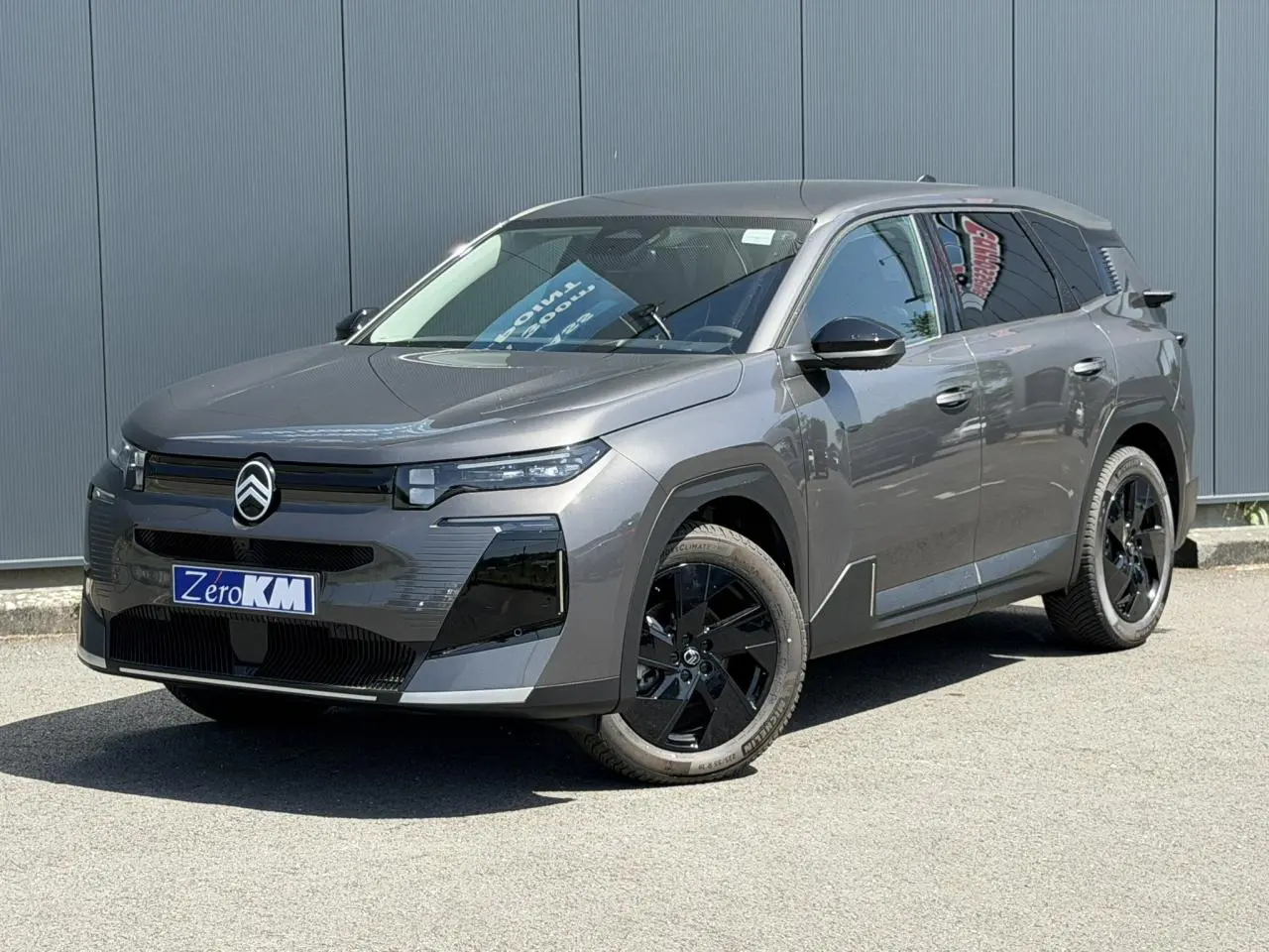 Citroën C5 Aircross gris Platinium en 3/4 avant droit, avec jantes noires et calandre moderne distinctive.