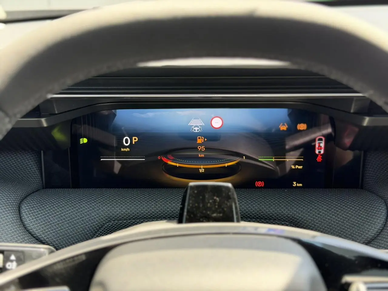 Vue rapprochée du tableau de bord numérique du Citroën C5 Aircross gris, affichant les informations de conduite et autonomie.