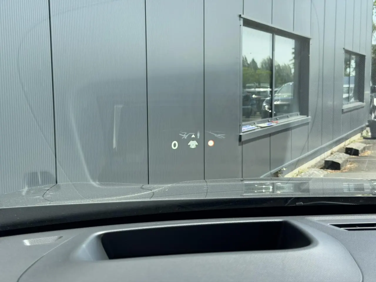 Vue intérieure du tableau de bord du Citroën C5 Aircross gris, affichage tête haute projeté sur le pare-brise.