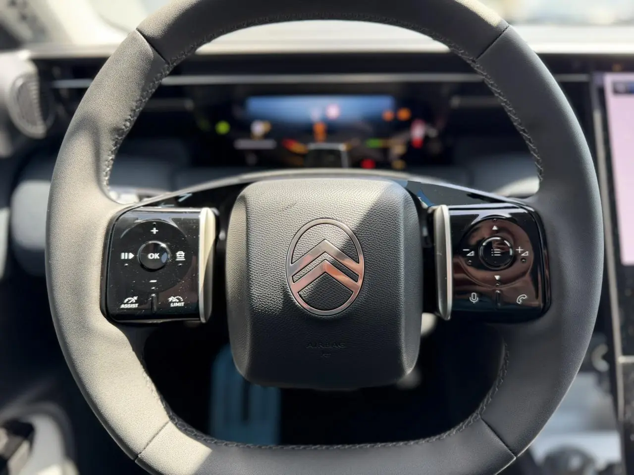 Vue rapprochée du volant multifonctions noir brillant du Citroën C5 Aircross 2026 avec commandes intégrées.