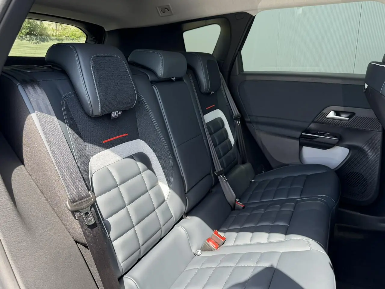 Vue intérieure côté droit des sièges arrière gris et noirs du Citroën C5 Aircross 2026 avec sellerie Sofa Design.