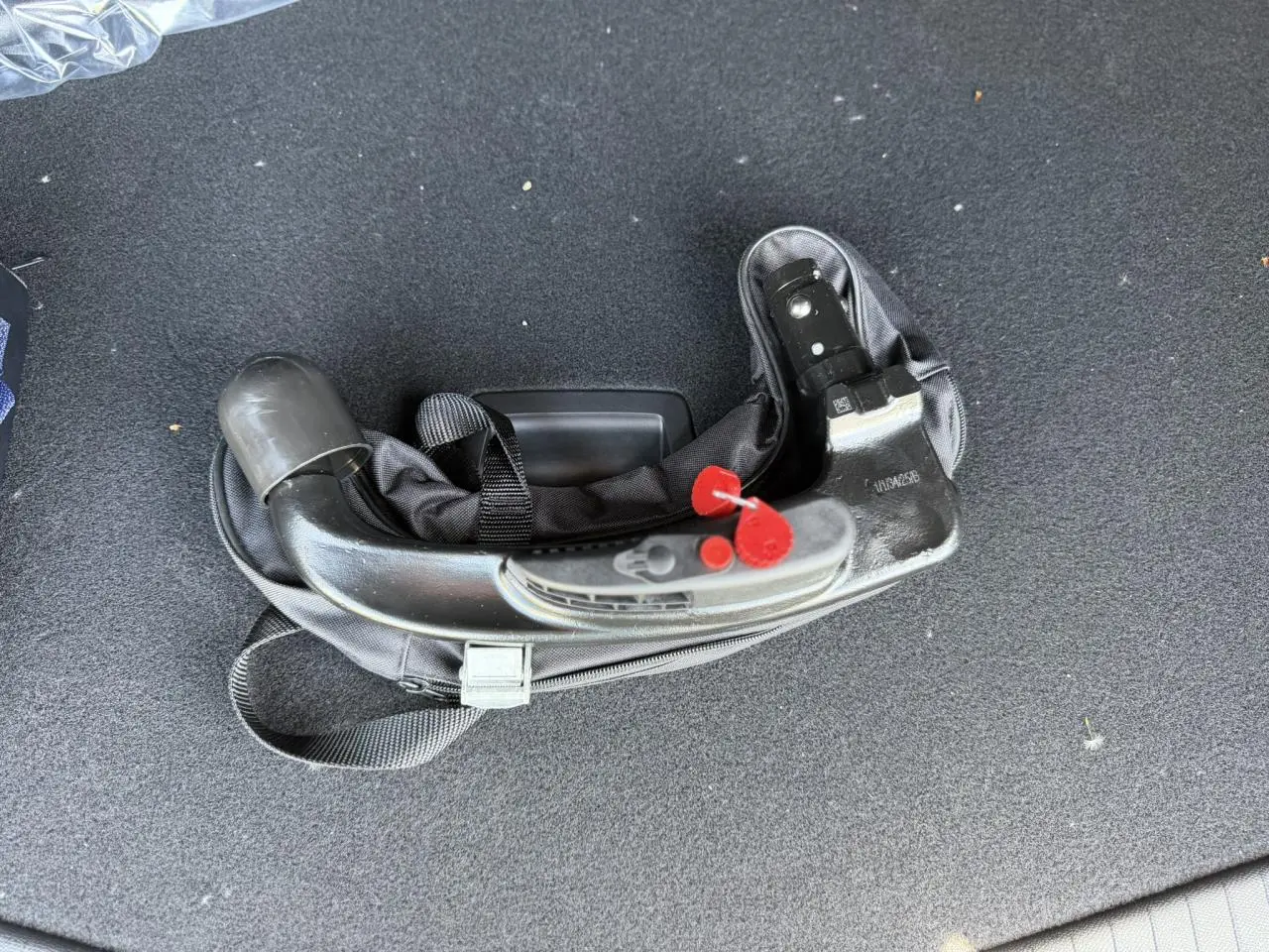 Gros plan sur l'attelage démontable noir posé sur le tapis de coffre gris d'un Citroën C5 Aircross 2026.