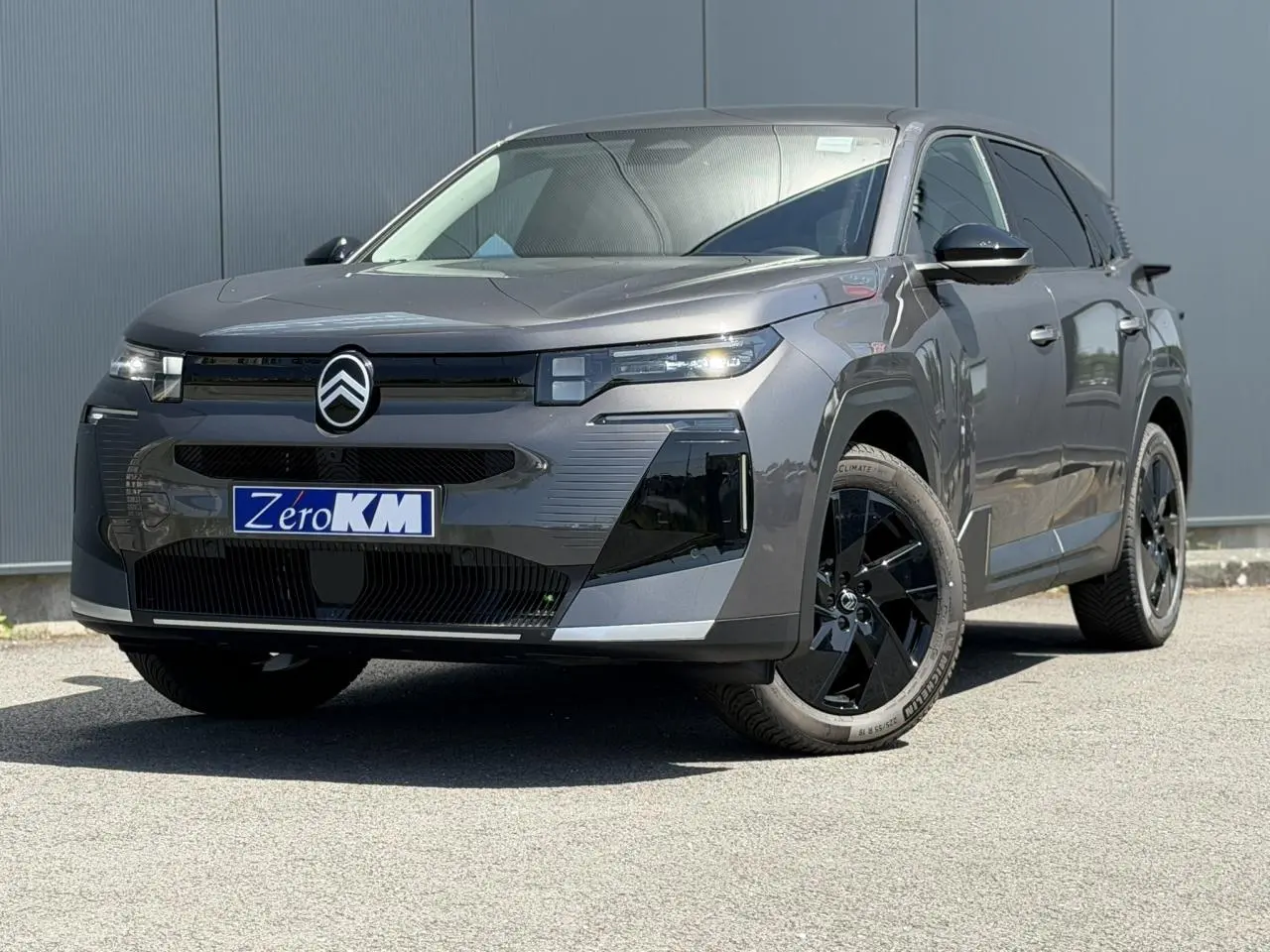 Citroën C5 Aircross gris Platinium en 3/4 avant droit, avec jantes noires et calandre moderne distinctive.