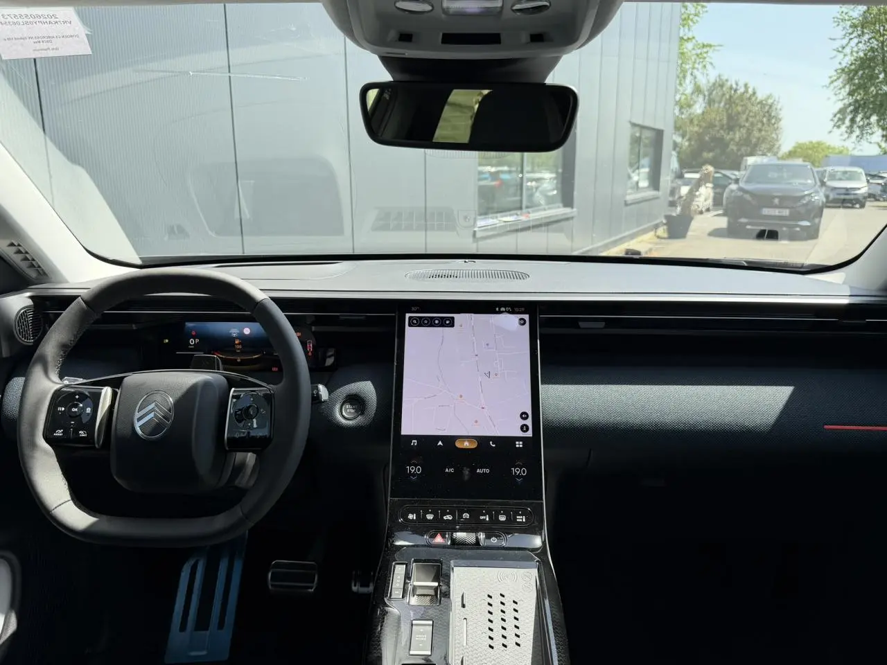 Vue intérieure avant du Citroën C5 Aircross gris Platinium, mettant en valeur le tableau de bord et l'écran tactile vertical.