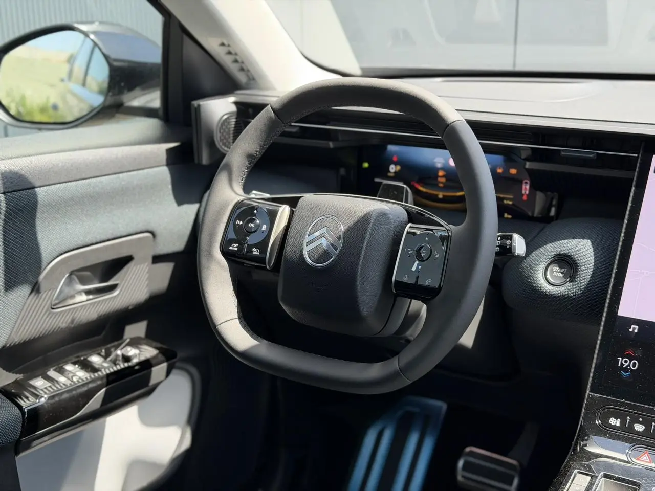 Vue rapprochée du volant multifonctions noir et du tableau de bord numérique du Citroën C5 Aircross 2026.