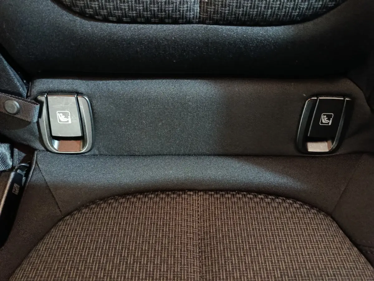 Gros plan sur les attaches Isofix noires sur la banquette arrière en tissu gris foncé d'un BMW X1 sDrive18i Lounge 2021.