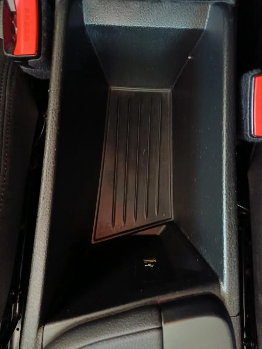 Vue rapprochée de la console centrale noire du BMW X1 sDrive18i Lounge 2021, avec port USB visible au fond.