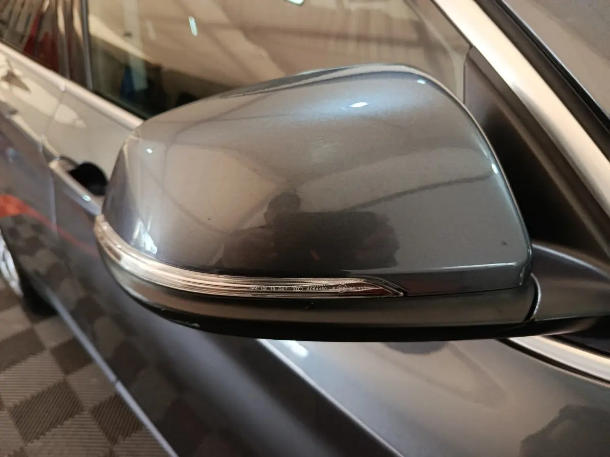 Gros plan sur le rétroviseur côté gauche gris foncé du BMW X1 sDrive18i Lounge 2021 avec clignotant intégré.