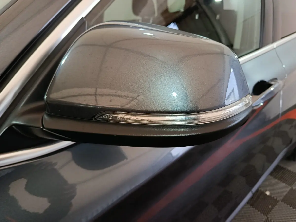 Rétroviseur droit gris foncé métallisé de BMW X1 sDrive18i Lounge 2021 avec clignotant intégré.