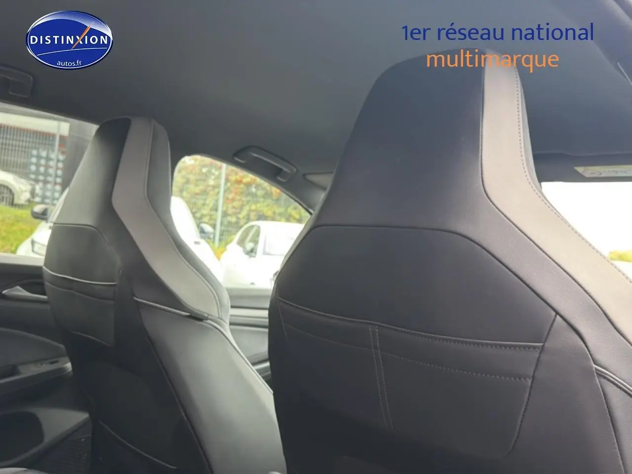 Vue intérieure arrière montrant les dossiers des sièges avant en sellerie noire de la Volkswagen Golf 1.5 ETSI R-Line 2024.